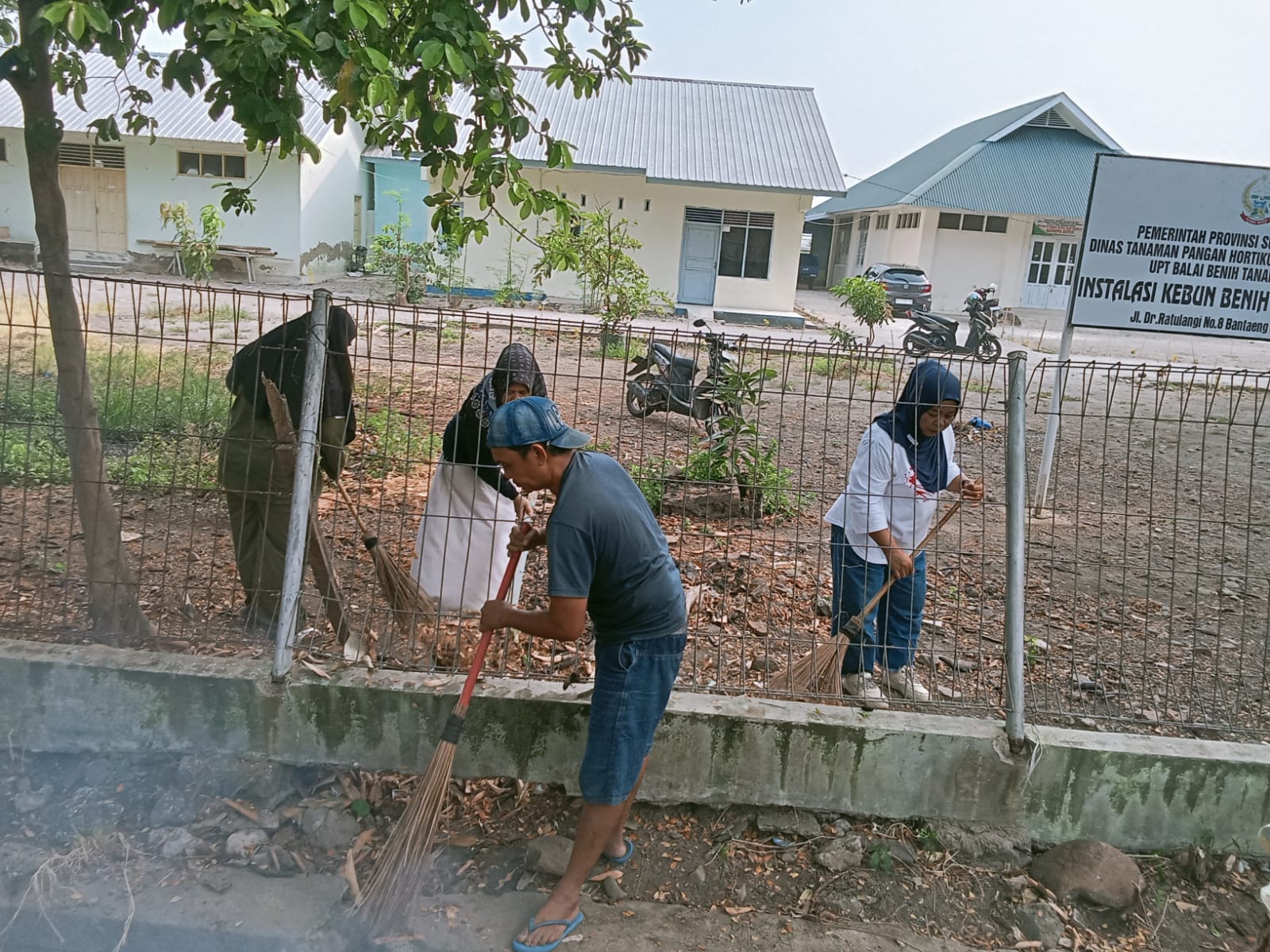 Perkuat Sinergi Antar instansi, Pemerintah Kelurahan Lembang dan Dinas Ketahanan Pangan Gelar Kerja Bakti Bersama